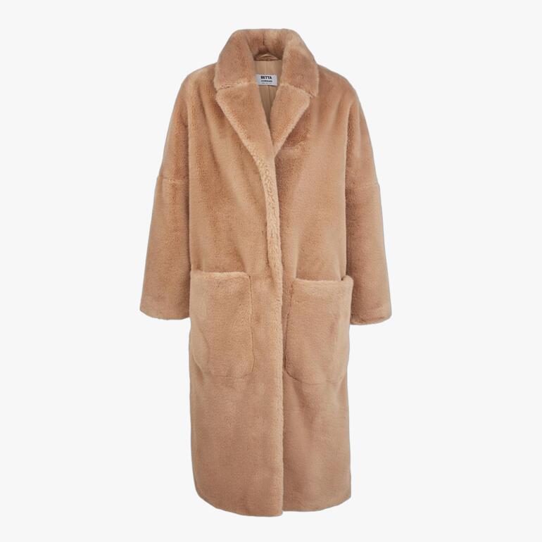 Beigener Faux-Fur-Mantel von vorne mit zwei Taschen