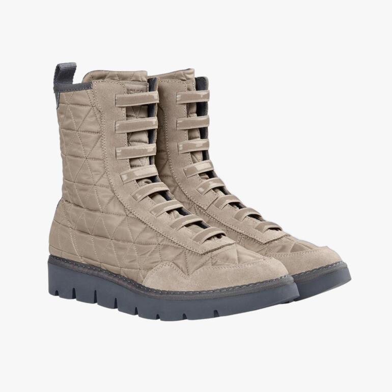 Beige Schlupf-Boots mit hohem Schaft und Schnürung.