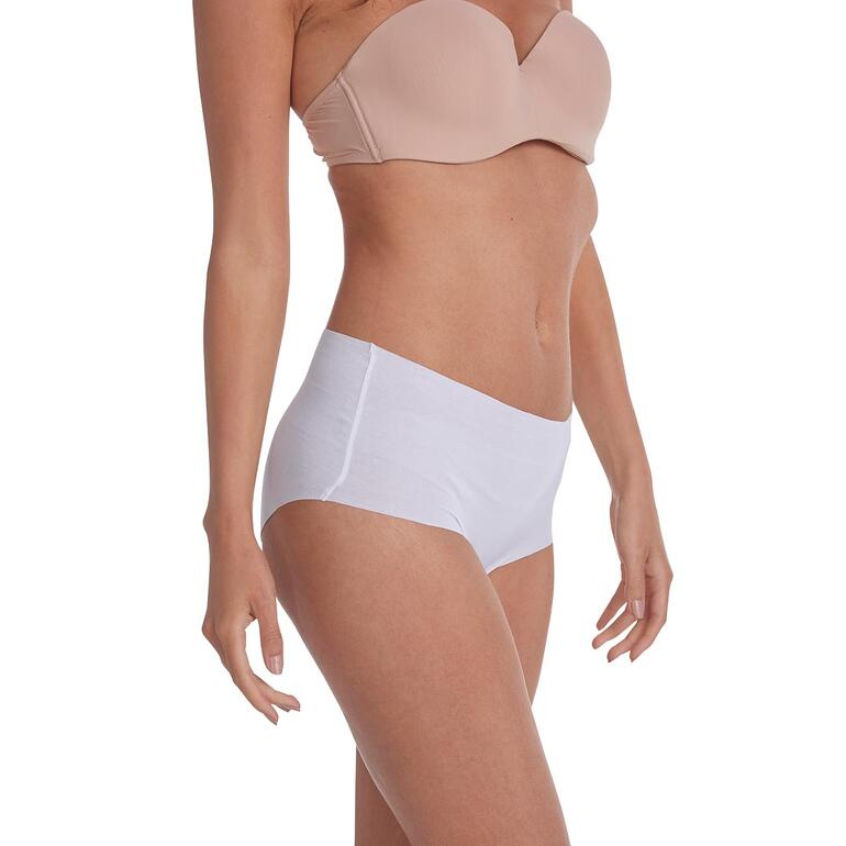 Weiss Dame trägt weißen Highwaist-Slip von Hanro.
