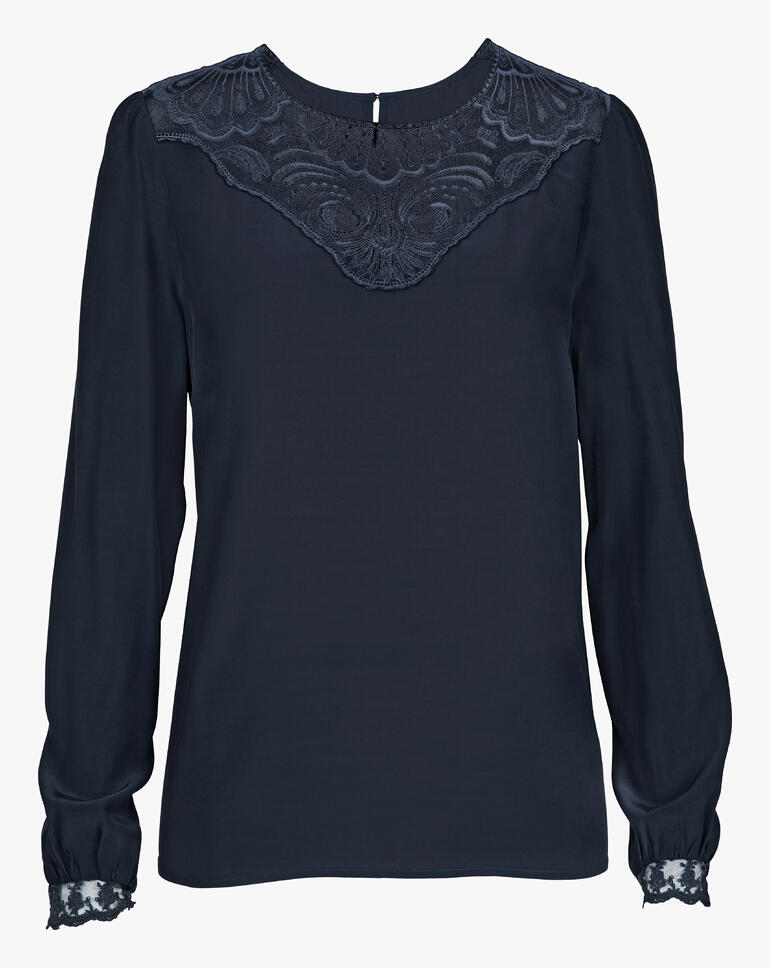 Dunkelblaue Spitzenbluse mit Rundhalsausschnitt und langen Ärmeln auf weißem Hintergrund.