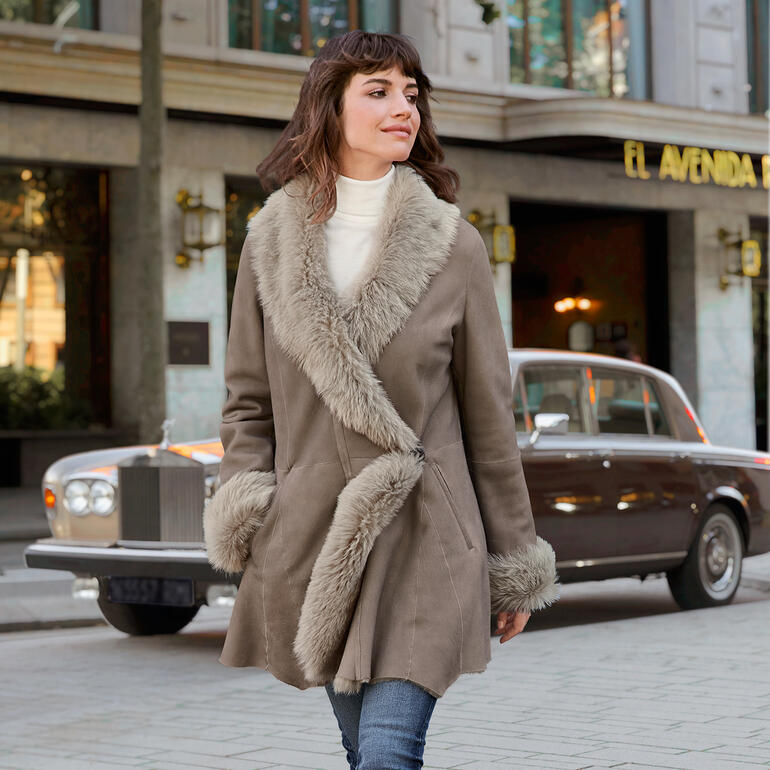 Wunderfell Merino-Lammfelljacke in Braun, mit klassischem Schnitt