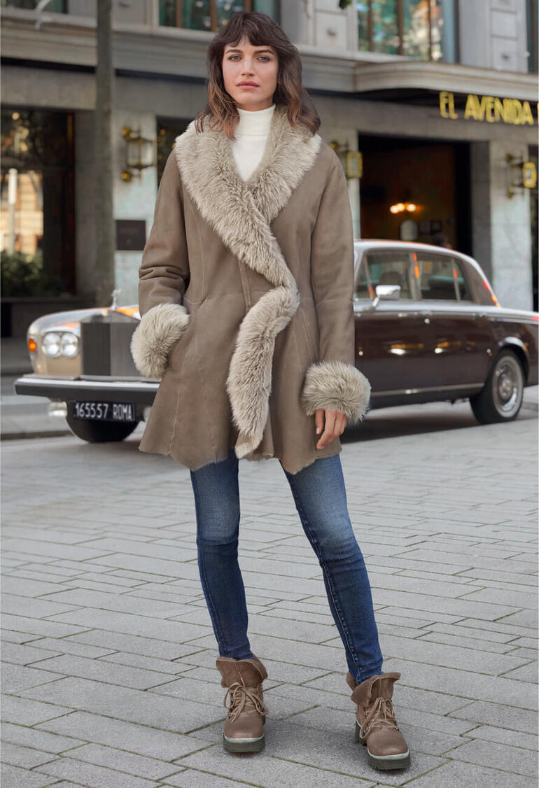 Greige Wunderfell Merino-Lammfelljacke mit Skinny-Jeans