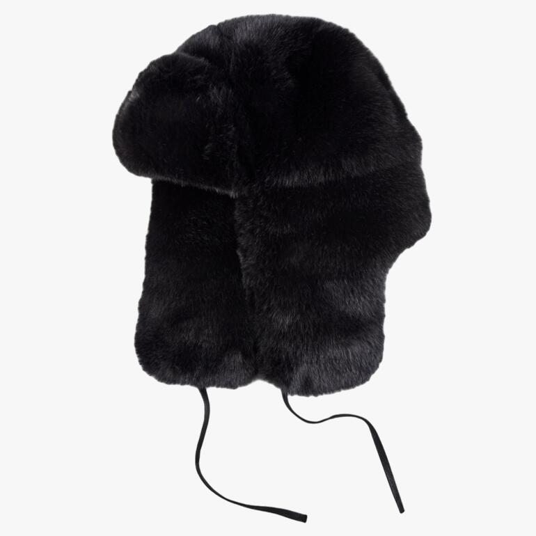 Faux-Fur-Schapka in Schwarz, von oben gezeigt.