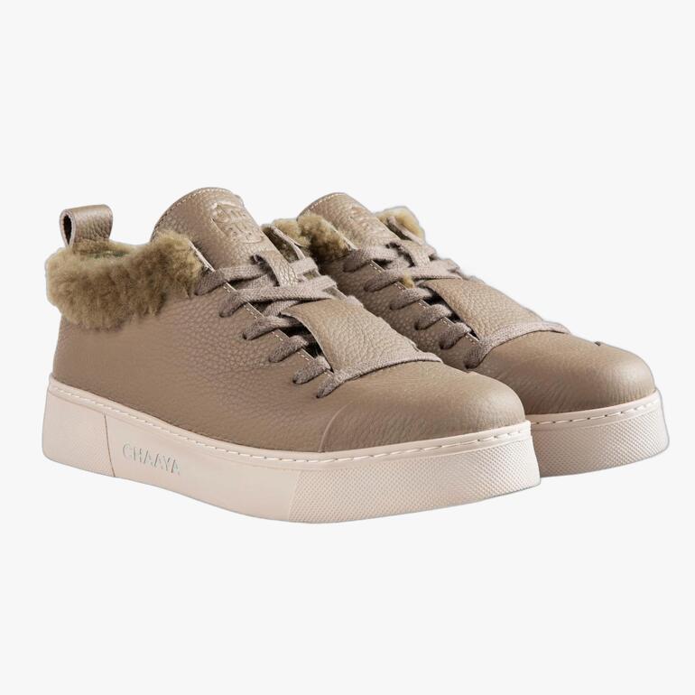 Chaaya Lammfell-Sneaker in beige, frontal gezeigt.