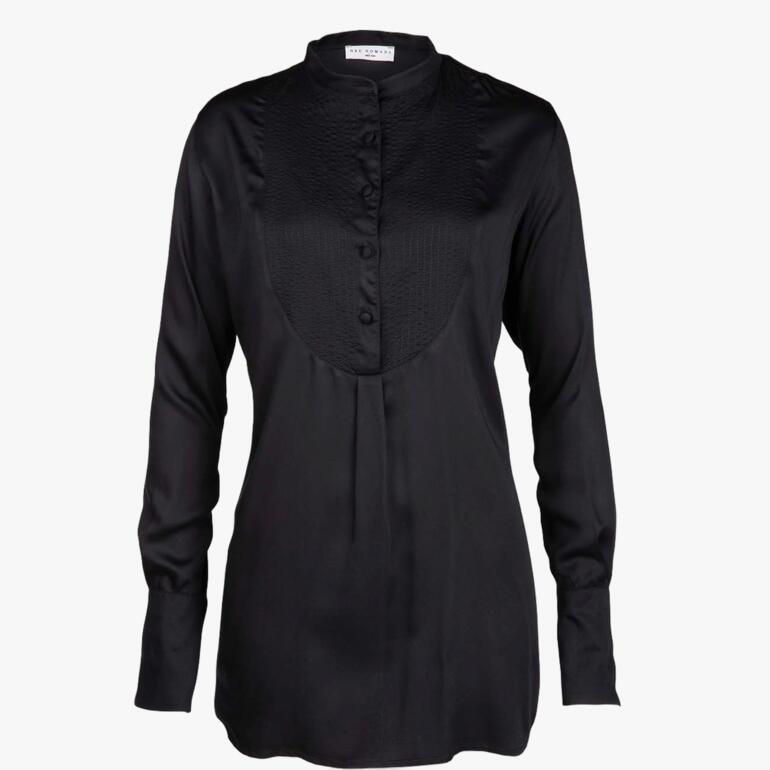 Vorderansicht einer schwarzen Plastron-Tunika mit Knopfdetails