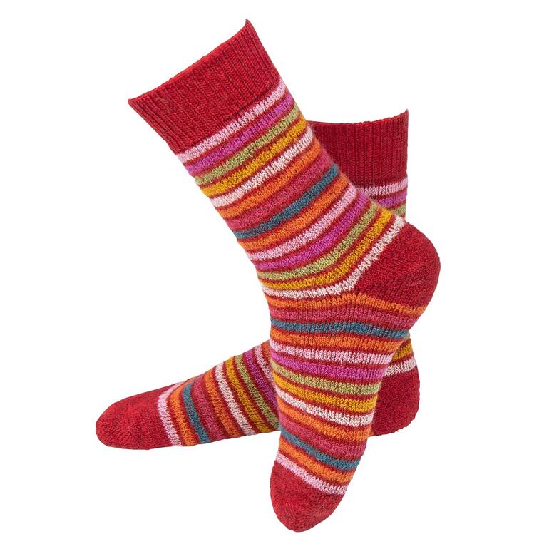 Rot Paar rote Regenbogen-Ringelsocken auf weißem Hintergrund.