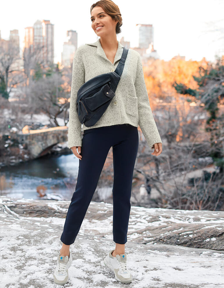 Frau in einer Schlupfhose mit sportlichem Look im Freien
