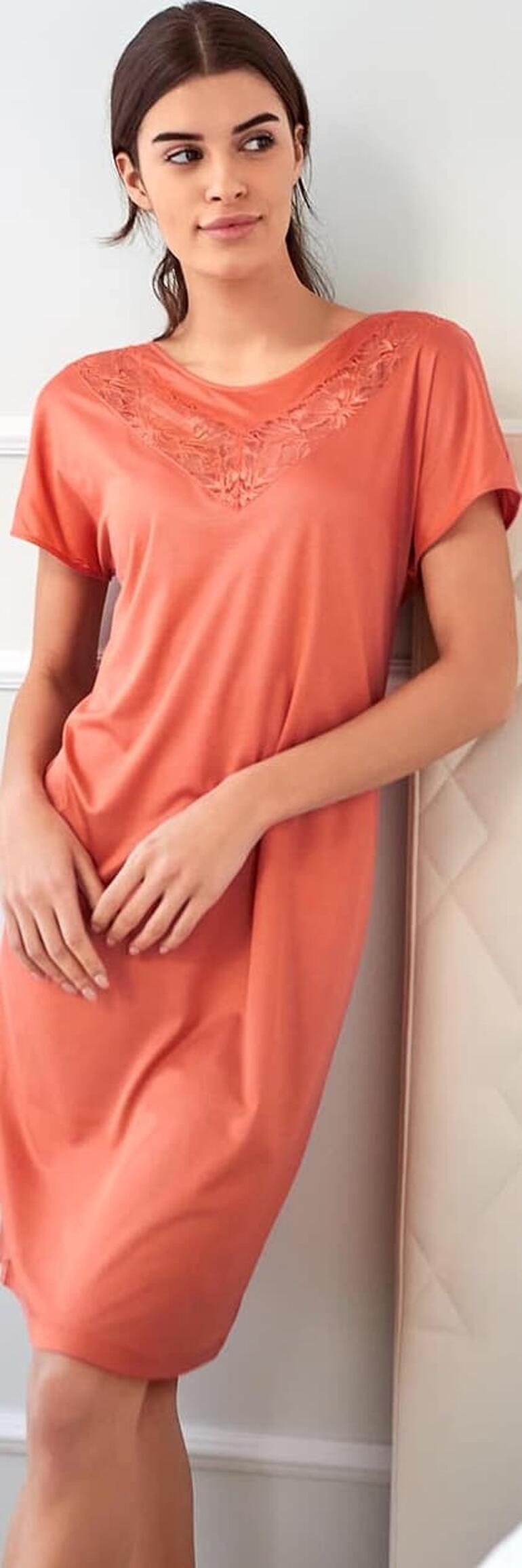 Chemise de nuit en dentelle et modal Hanro Vorderansicht des rosafarbenen Nachthemds mit Spitzenbesatz.