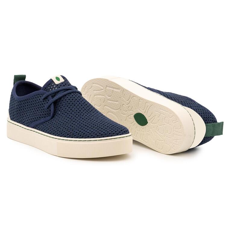 Navy Dunkelblaue Mesh-Sommersneaker, leicht geöffnet.