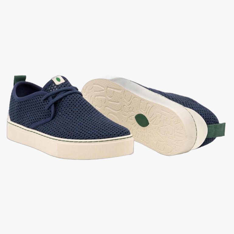 Dunkelblaue Mesh-Sommersneaker, leicht geöffnet.