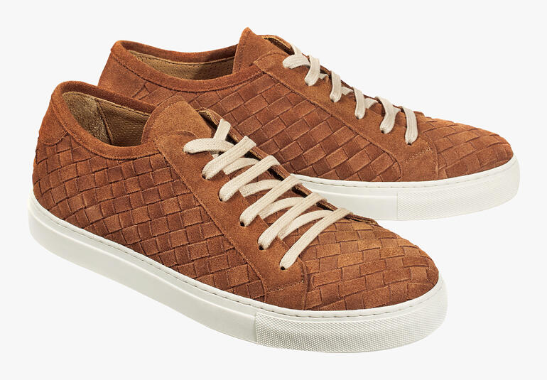 Brauner Casanova Flecht-Sneaker mit weißen Schnürsenkeln, Paaransicht