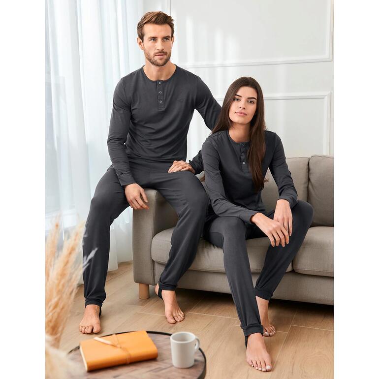 Vorderansicht eines dunklen langen Pyjamaoberteils mit Knöpfen.