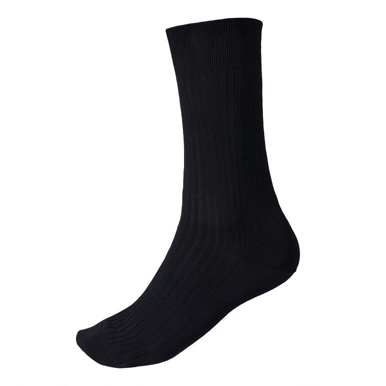 Schwarze, gerippte Baumwollsocke von der Seite.
