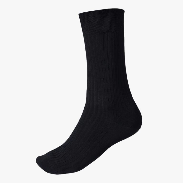 Schwarze, gerippte Baumwollsocke von der Seite.