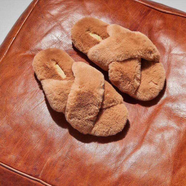 Faux-Fur-Hausschuhe in hellbraun, Ansichten von der Ober- und Unterseite.