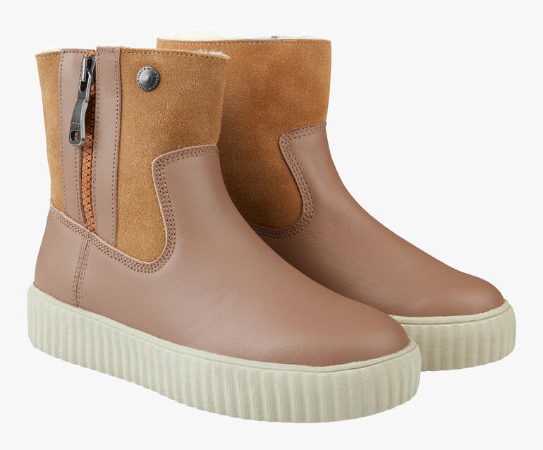 Paar Pajar® Boots in Beige mit Reißverschluss und dickem Sohlenrand.