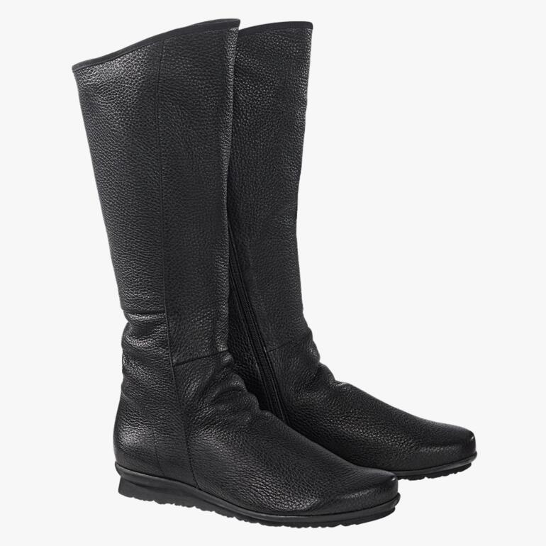 Paar arche Hirschleder-Stiefel in Schwarz, frontalansicht
