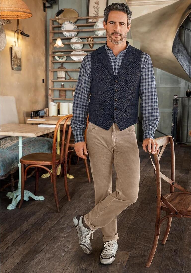 Mann trägt eine dunkelgraue Tweed-Weste mit Karomuster