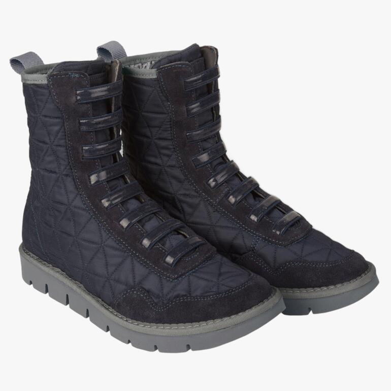 Schwarze Schlupf-Boots in Größe 36, flach liegend.