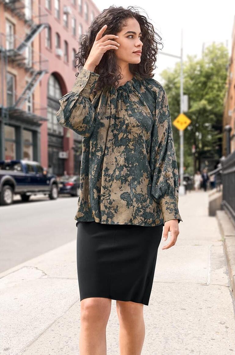 Edel-Batik-Bluse mit floralem Muster und lockerer Passform, getragen von einer Frau.