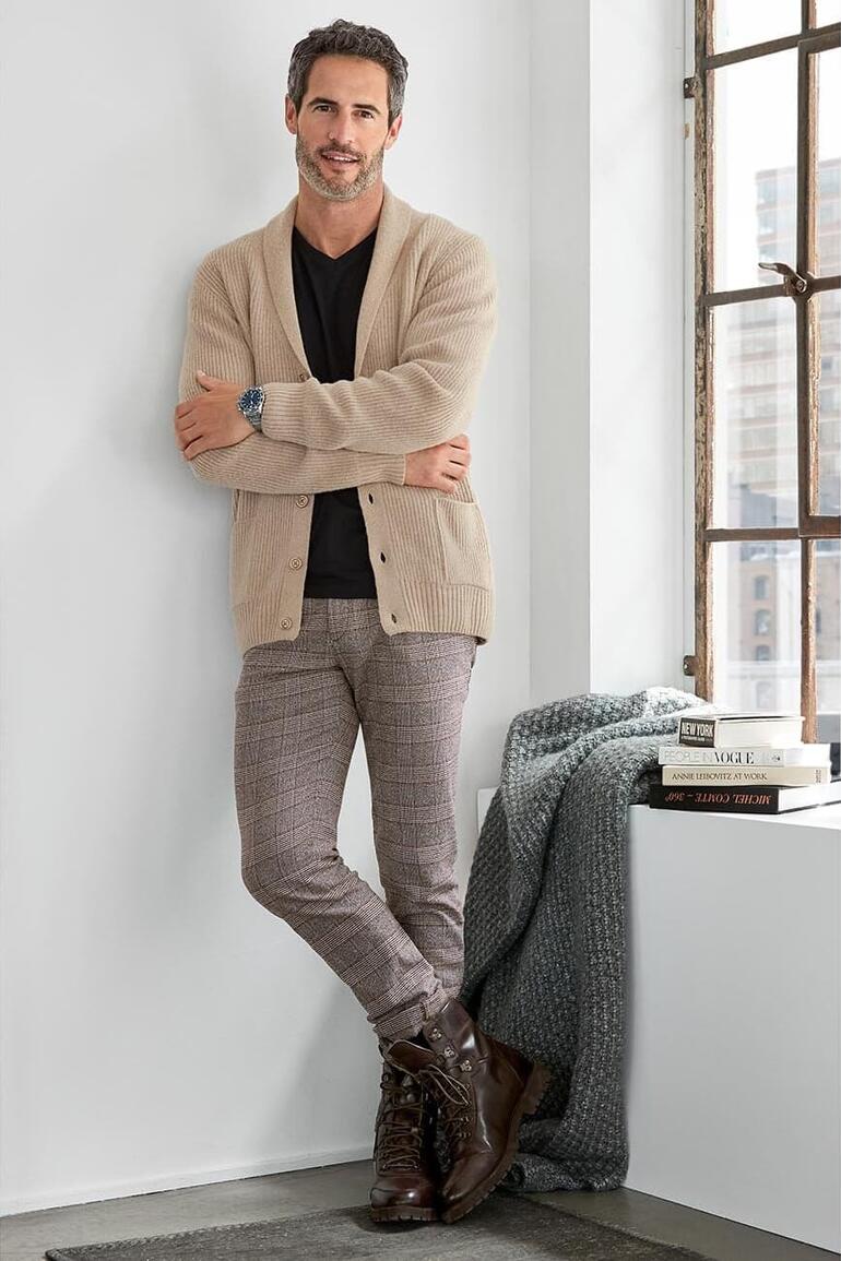 Mann in Basic-Shirts 2er-Set, lässig im Raum