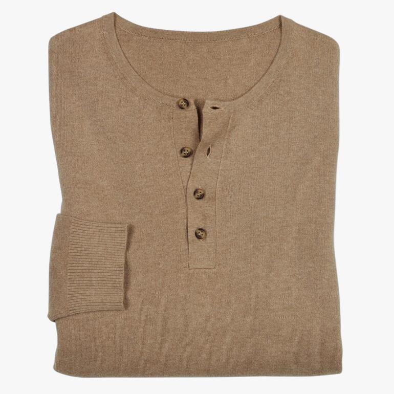 Beige Interlock-Henley-Pullover gefaltet mit Knopfleiste.