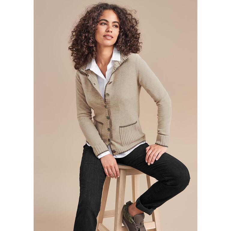 Frau trägt Two-Ply Kaschmir-Cardigan in Beige.
