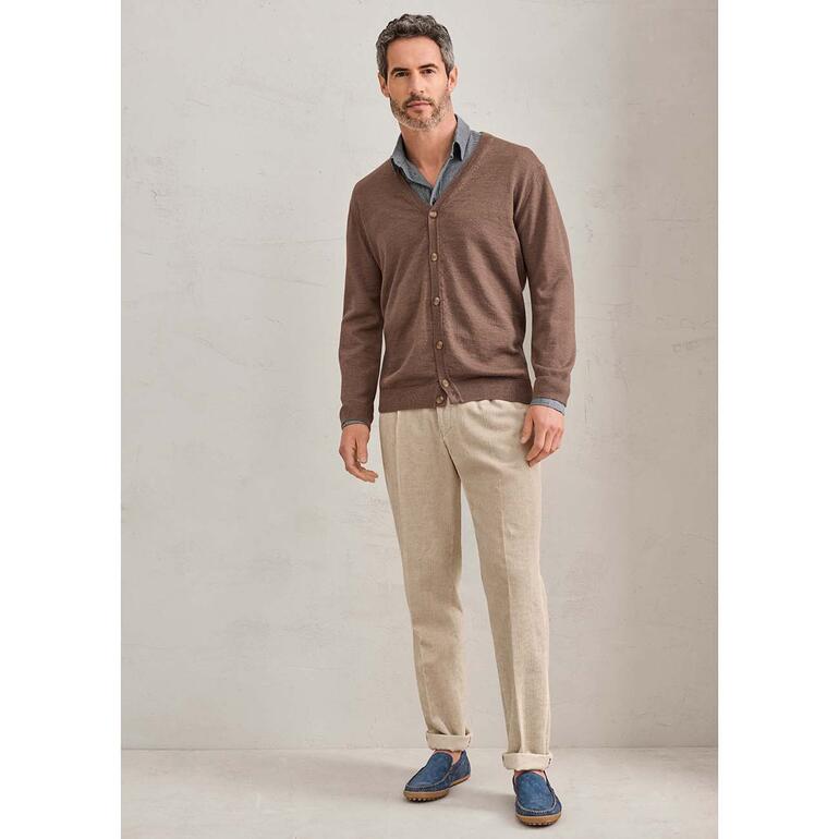 Junghans 1954 Lama-Seiden-Cardigan Mann in braunem Cardigan und Mokassin im Denim-Look.