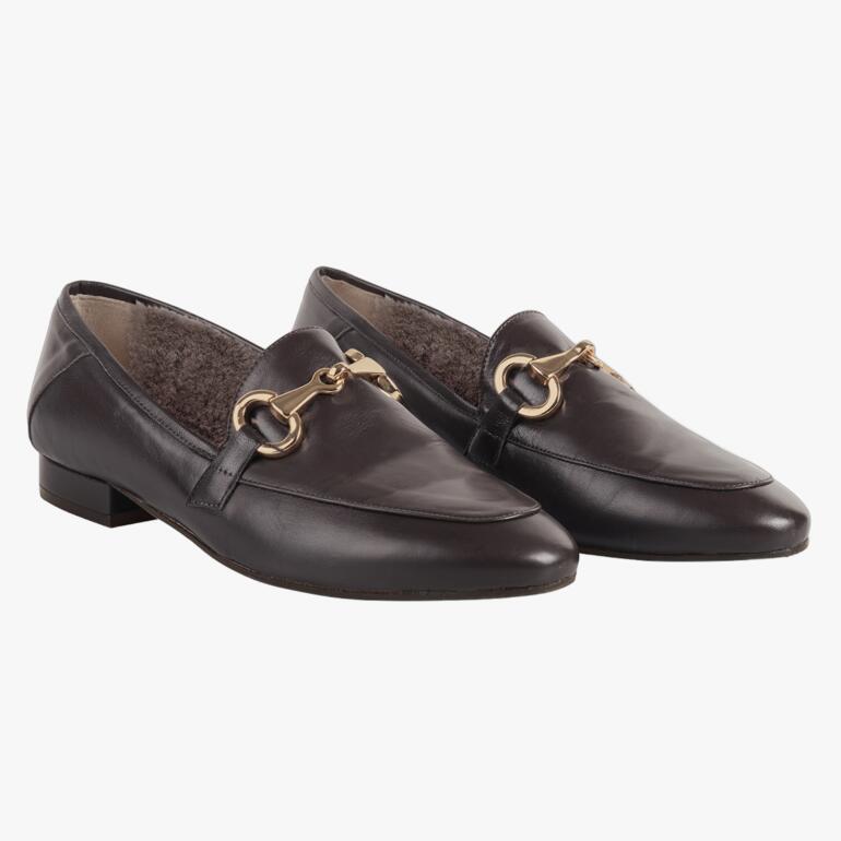 Casanova Lammfell-Loafer in Schwarz, zwei Paar nebeneinander.