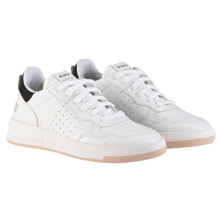 WOMSH Vintage-Sneaker in Weiß, leicht seitliche Ansicht.