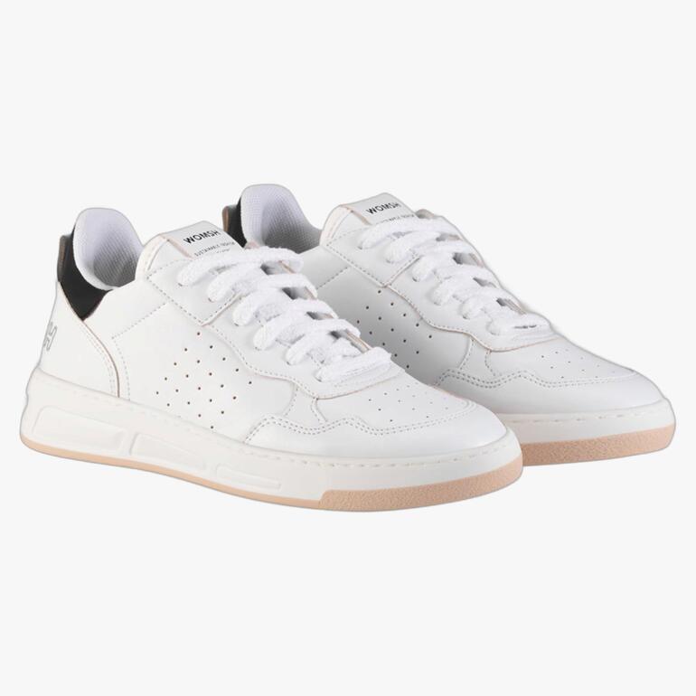 WOMSH Vintage-Sneaker in Weiß, leicht seitliche Ansicht.