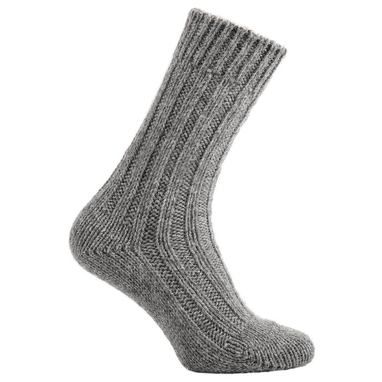 Hellegraue Alpaka-Kuschelsocken im seitlichen Blick.