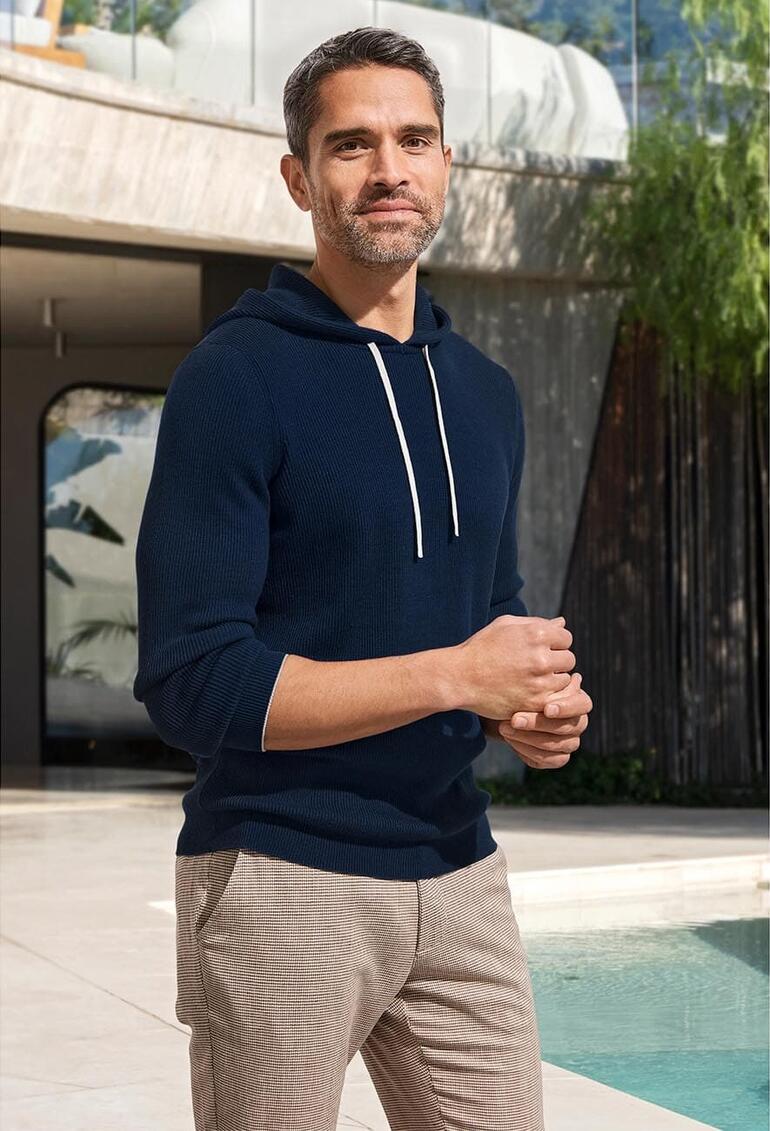 Pima-Rippstrick-Hoodie in Dunkelblau, mit seitlichem Blick.