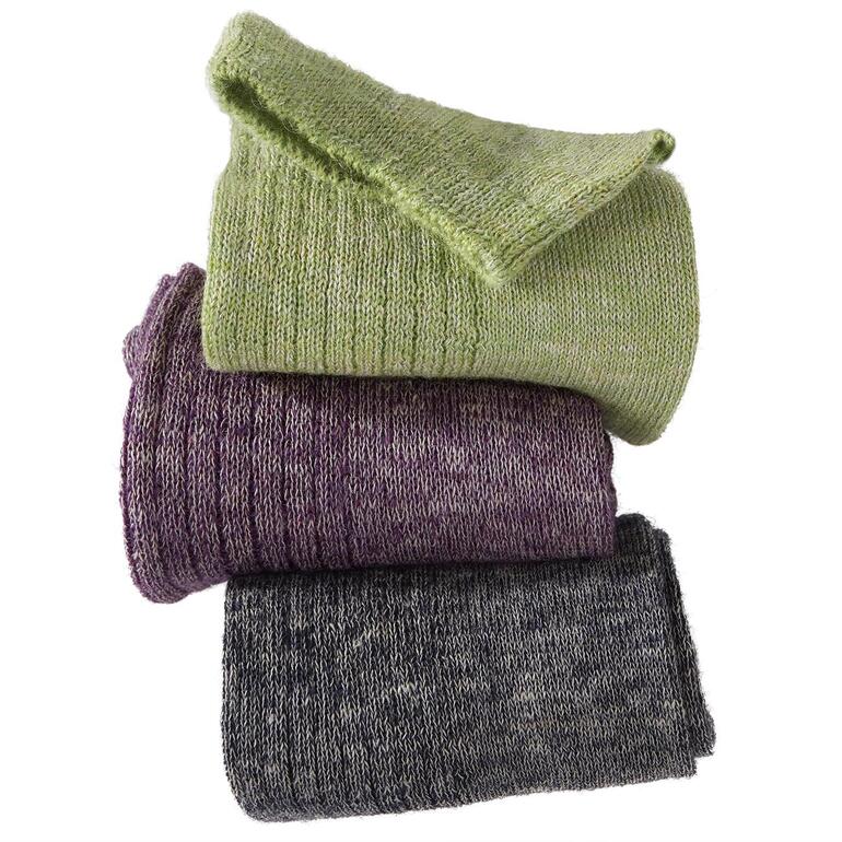 Drei Leinen-Sneaker-Socken übereinander gestapelt in den Farben lila, grün und grau.