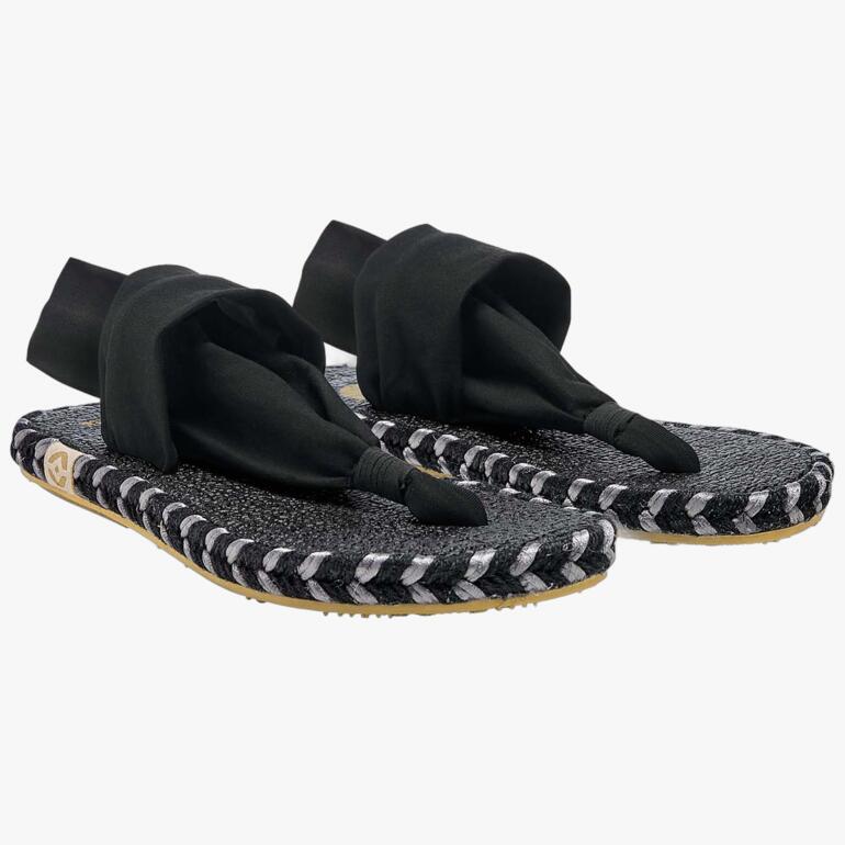 Zwei schwarze Nalho Yoga-Zehensandalen nebeneinander