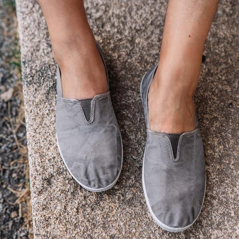 Nahaufnahme eines grauen Slip-On Schuhs von oben.