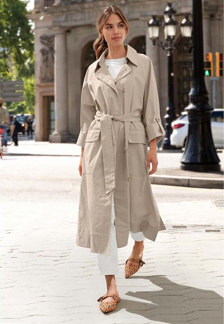 Frau im Leinen/Baumwoll-Sommer-Trenchcoat auf der Straße