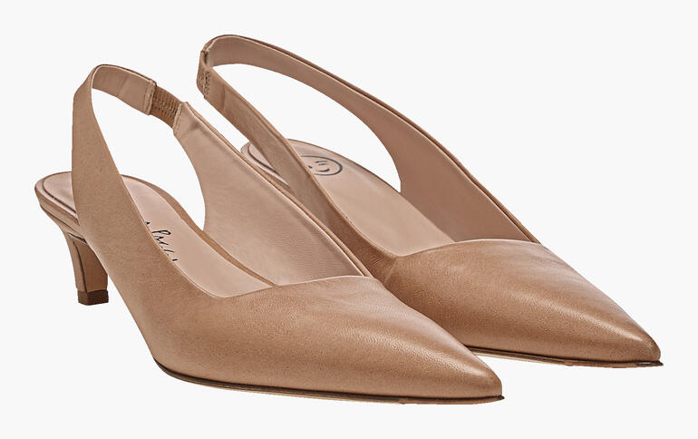 Zwei beige Lorena Paggi Sling-Pumps mit schmalem Absatz.
