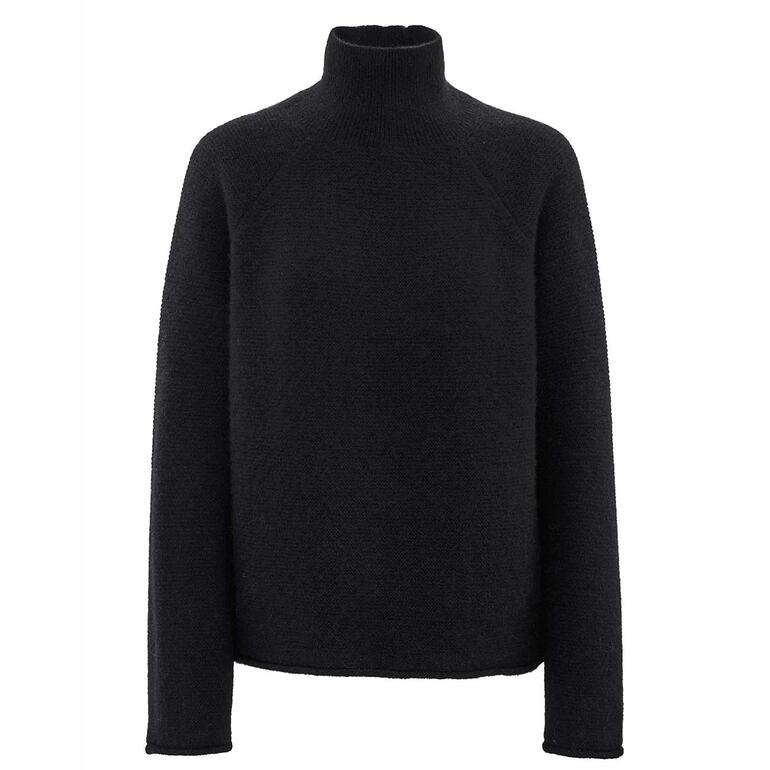 Schwarzer Boxy-Pullover mit hohem Kragen.