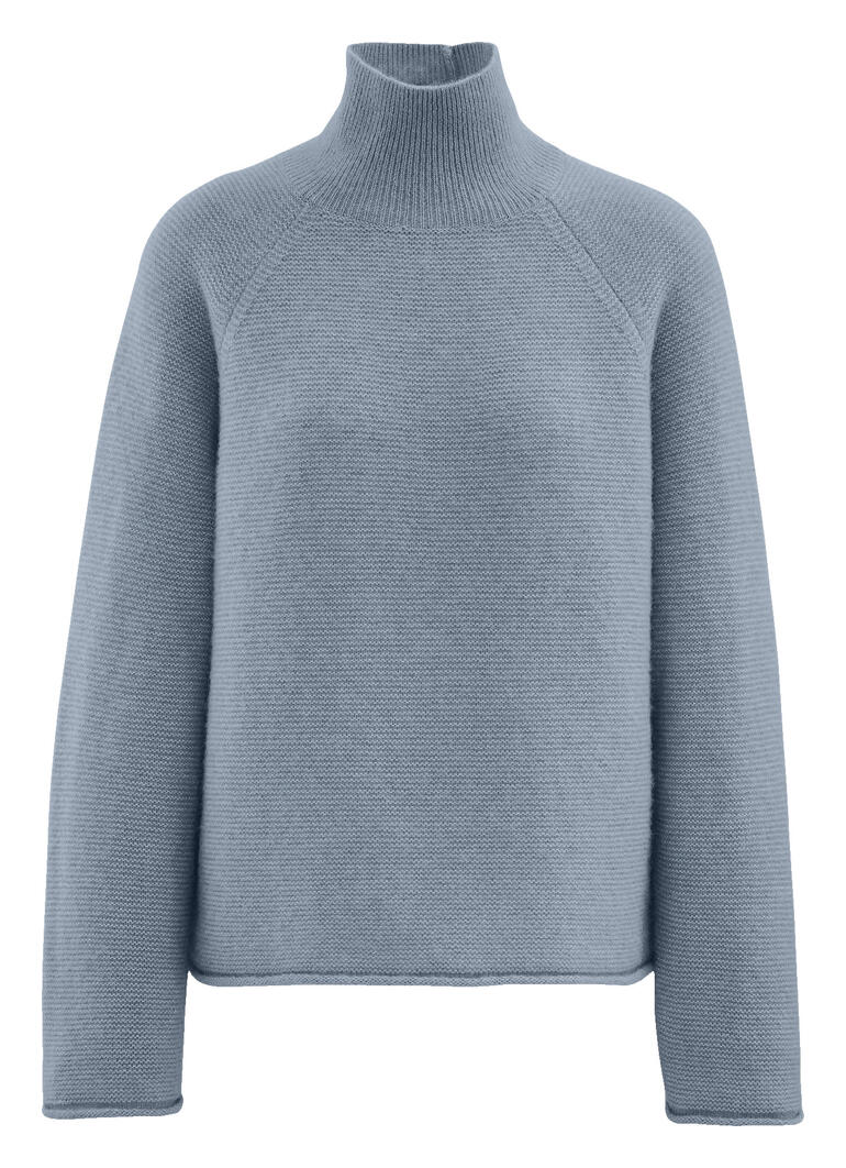 Hellblauer Boxy-Pullover mit hohem Kragen.