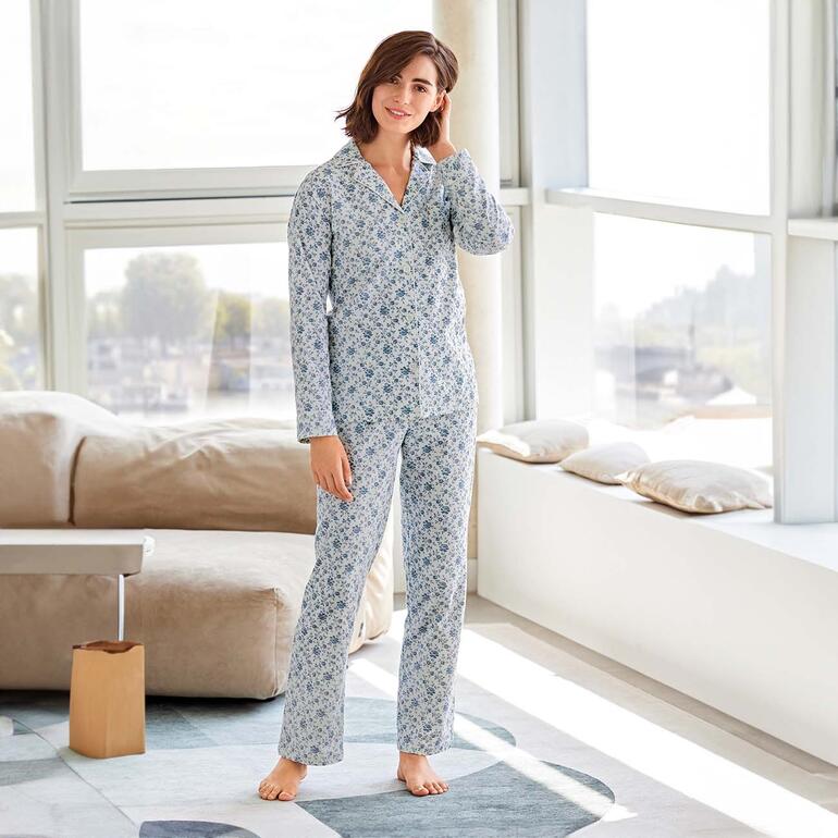 Ralph Lauren Flowers-Pyjama, stehen vor einem großen Fenster in einem gemütlichen Raum.