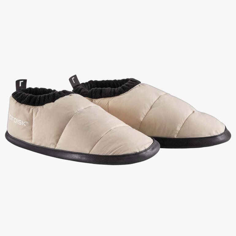Nordisk Daunenschuh, paarweise präsentiert in cremefarbener Ausführung.