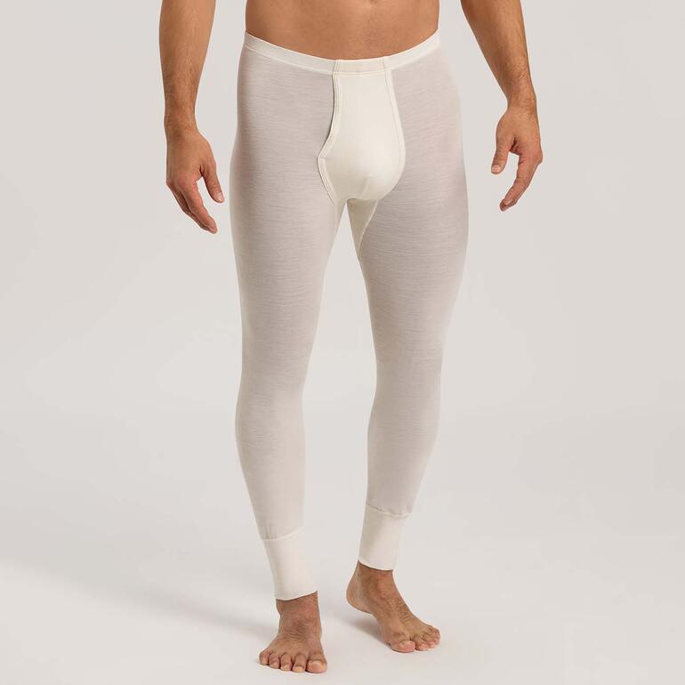 Mann in weißen langen Unterhosen auf neutralem Hintergrund.