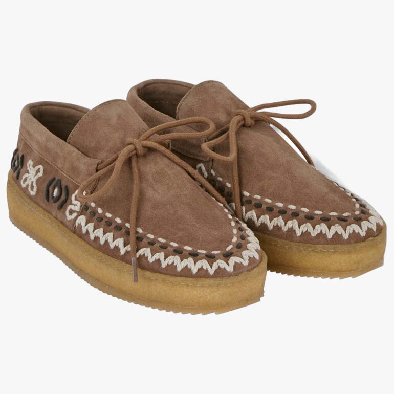 Zwei braune Boho-Mokassins nebeneinander, mit Schnürung und Mustern.