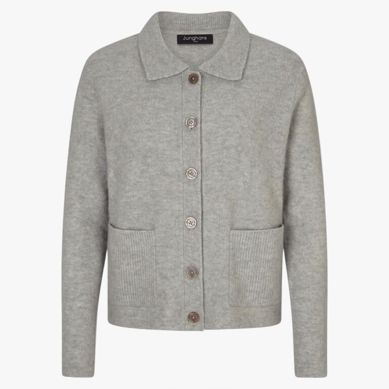 Grauer Cardigan mit Knöpfen und Taschen, flach ausgelegt auf hellem Hintergrund.