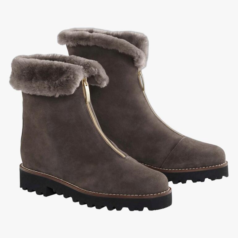 Zwei graue OCONI Curling-Boots auf weißem Hintergrund