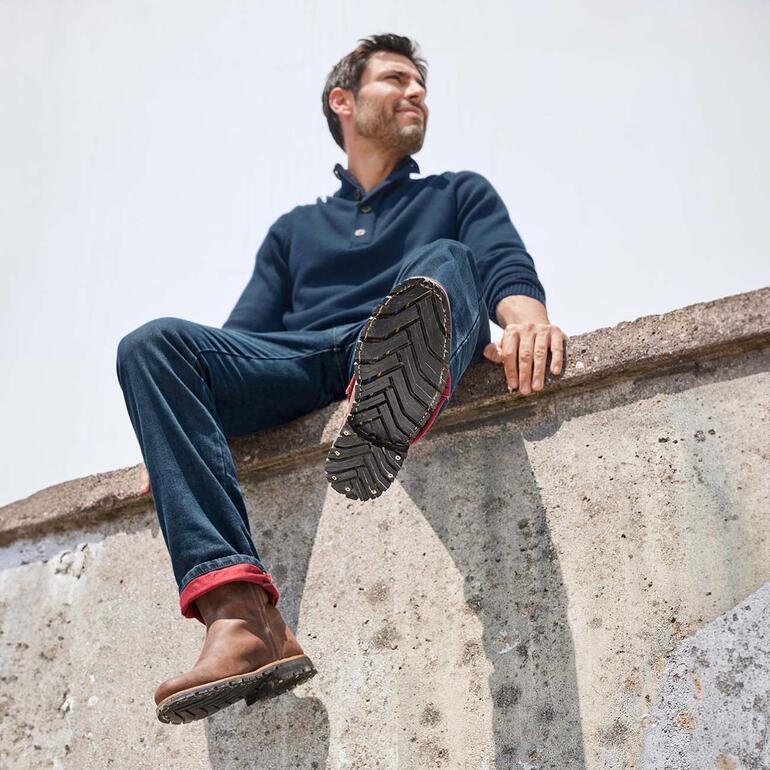 Labuta Workwear-Boot Mann auf Mauer in Outdoor-Troyer, mit Blick nach oben