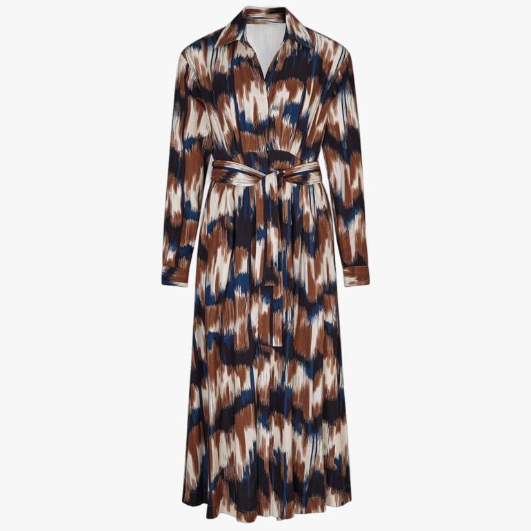 Figurschmeichelndes Kleid mit buntem Muster und Gürtel auf weißem Hintergrund.