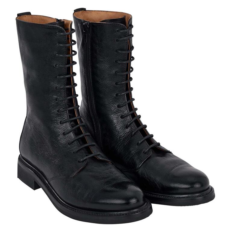 Schwarze Schnürboots von Cordwainer, frontal Ansicht.