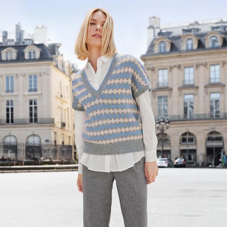 Dame trägt alpaka-Jacquard-Pullunder von Junghans, Stadtansicht.